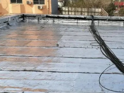 夏邑卫生间漏水维修公司分享下夏邑屋面楼顶防水刚性防水层施工要点。